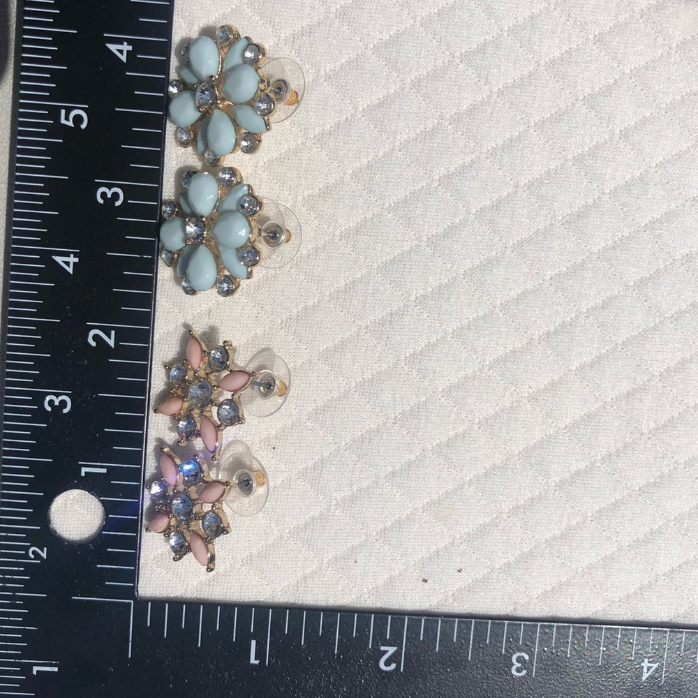 Beautiful bundle of flowery classic earrings ✨ Timeless feel✨ - Picture 10 of 12
